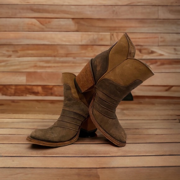 Circle G by Corral distressed boot. Boho style. Free spirit. Leather booties. - Picture 2 of 9